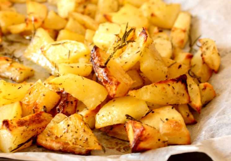 Картофель запеченный в духовке — простые и вкусные рецепты