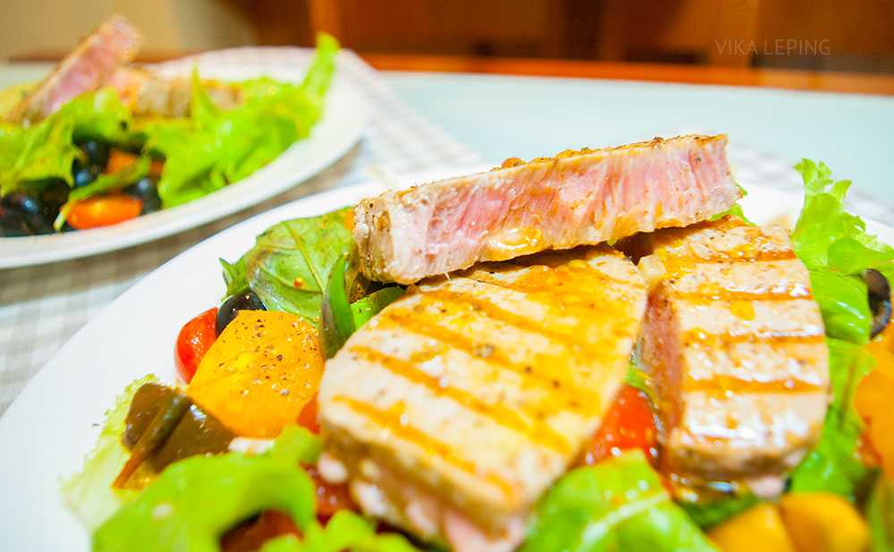 Идеальный стейк из тунца с овощным гарниром | рецепт с фото и видео