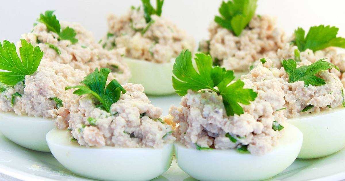 Салат с печенью трески, огурцом и яйцом: рецепт с фото пошагово