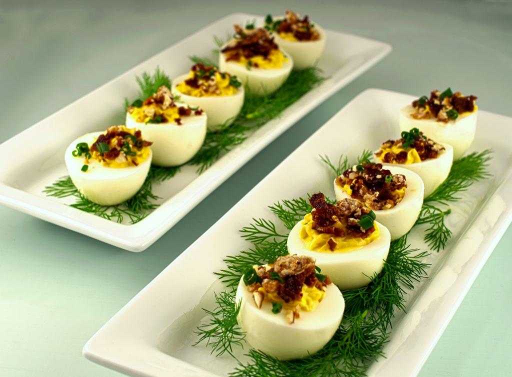 Фаршированные яйца - 13 рецептов на праздничный стол