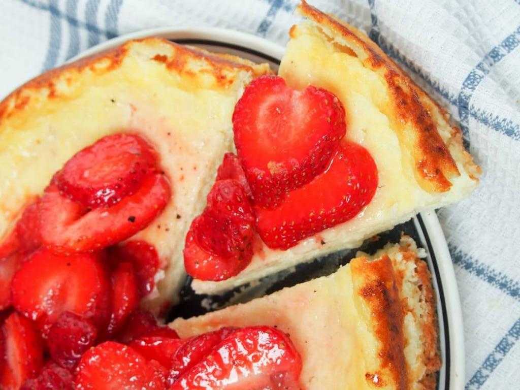 Творожная запеканка с ягодами - рецепты для духовки и мультиварки
