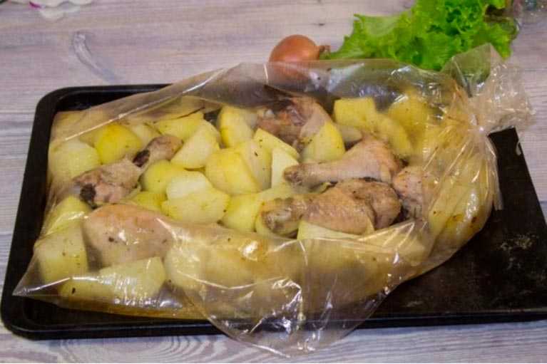 Курица с картошкой в духовке в рукаве — 6 самых вкусных рецептов