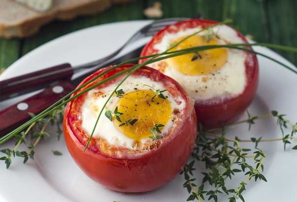 Яйца в помидорах в духовке