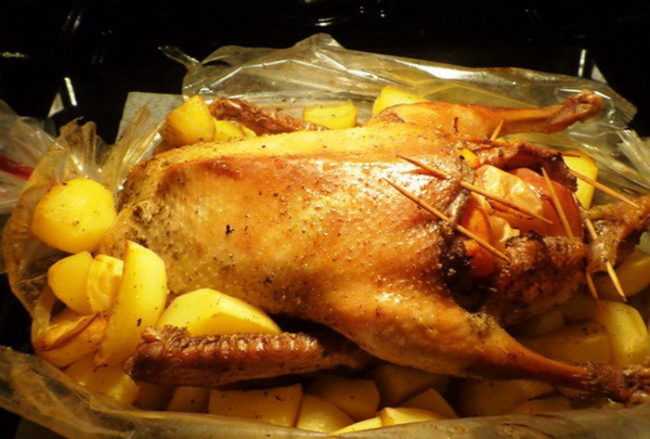 Запеченная утка с яблоками в рукаве рецепт с фото пошагово - 1000.menu