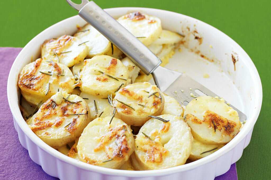 Молодая картошка, запеченная в сметане в духовке
