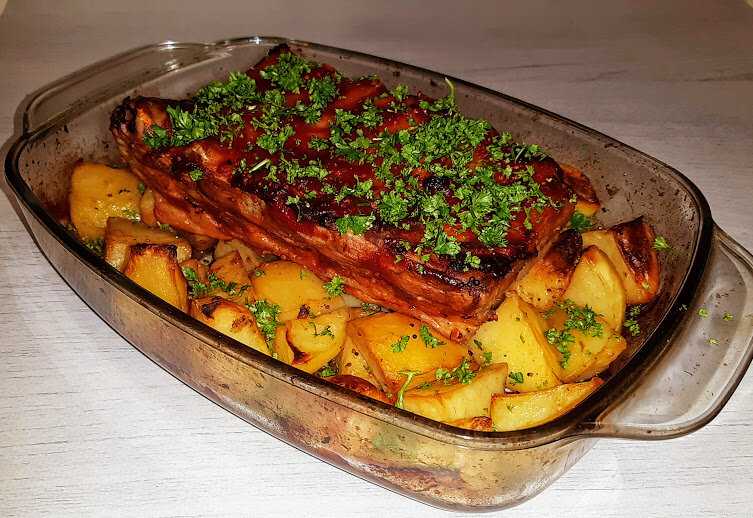 Свиные рёбрышки с картошкой, приготовленные в духовке — 6 простых рецептов