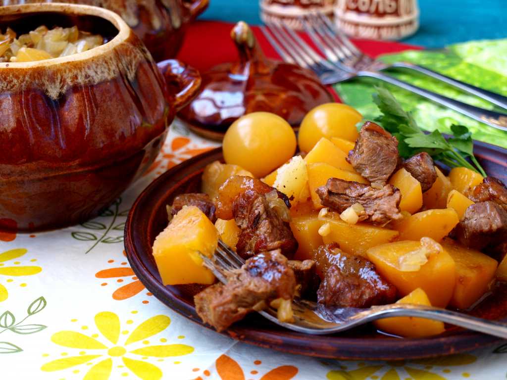Мясо в горшочках с картошкой в духовке — 4 вкусных рецепта