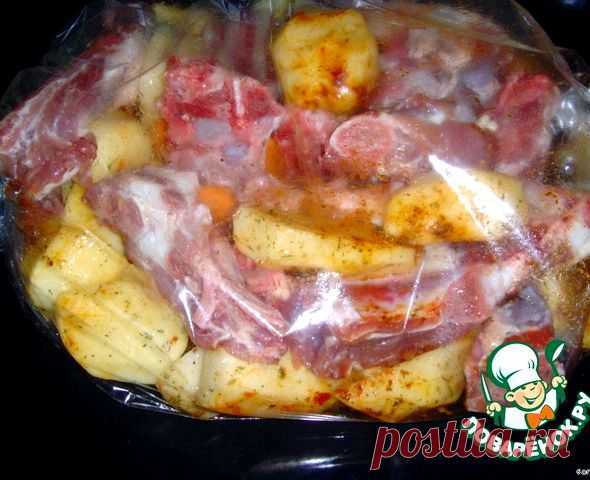 Свинина в рукаве в духовке, запеченная куском, с картошкой, овощами, на луковой подушке
