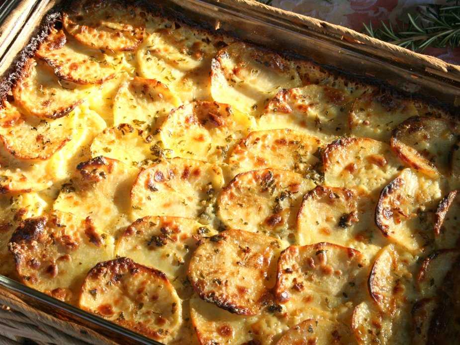 Картофель в сметанном соусе в духовке — основные рецепты . милая я