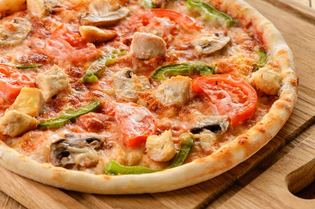Классическая пицца: немого грибов, курицы и море удовольствия
