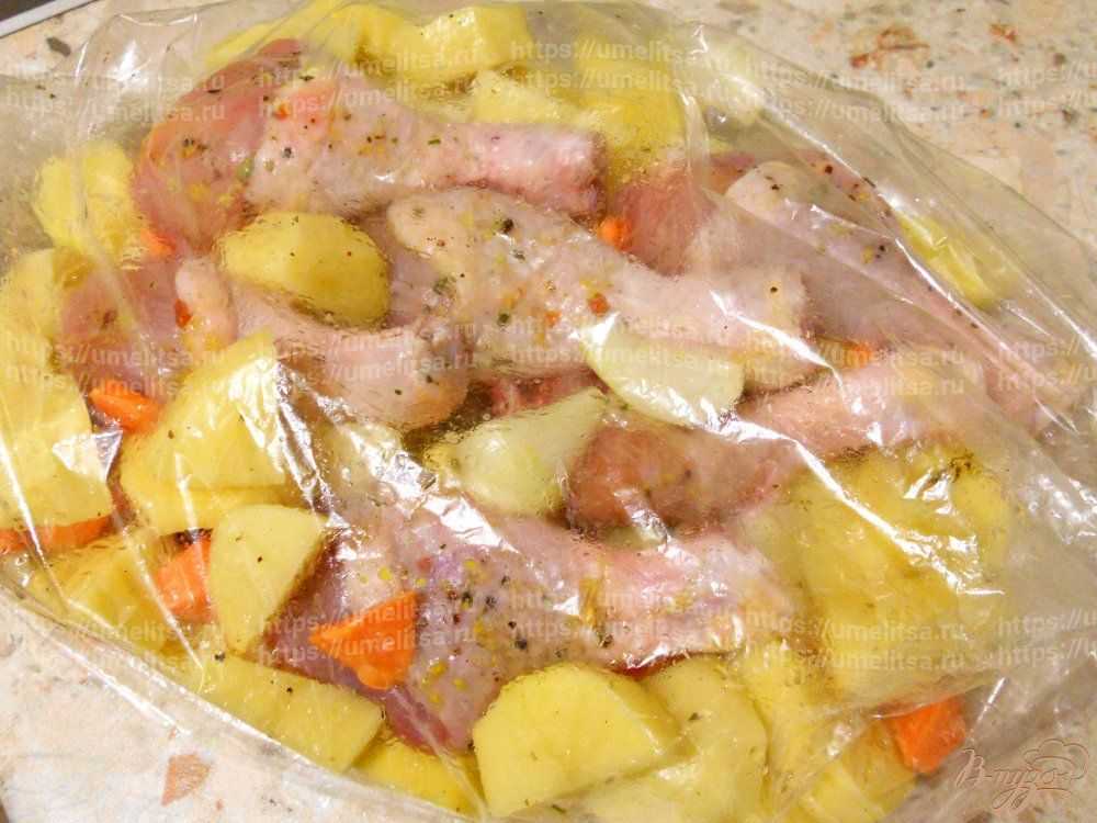 Курица с картошкой, луком и морковью в духовке под фольгой