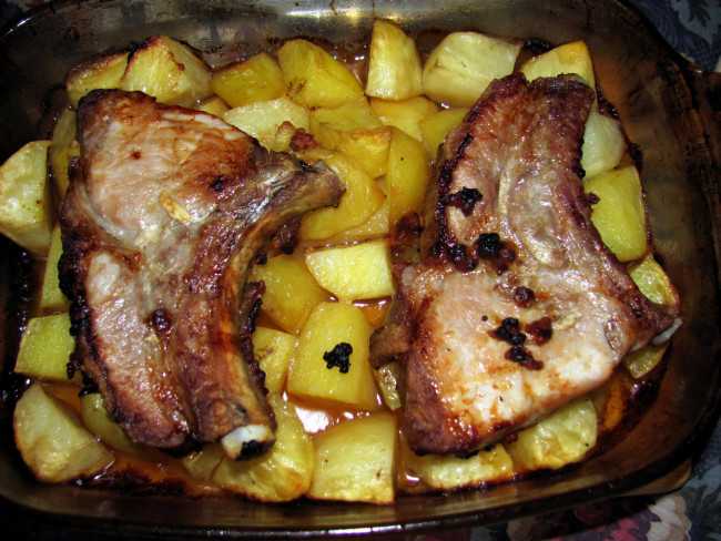 Свинина с картошкой в духовке - рецепты с фото