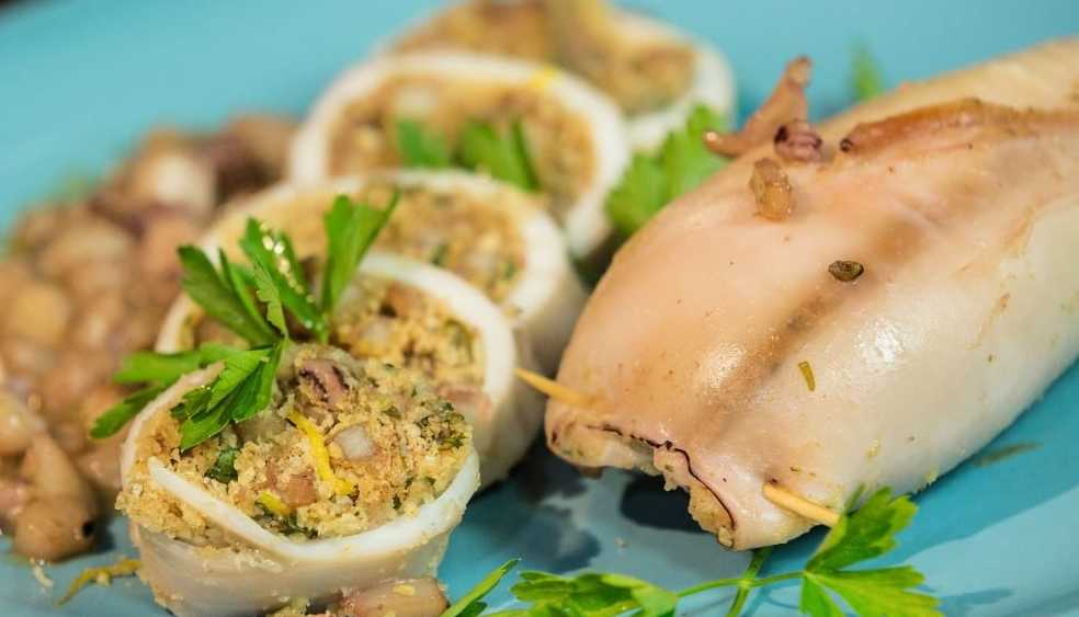 Кальмары, фаршированные рисом и грибами – 3 рецепта, как приготовить в духовке и на сковороде