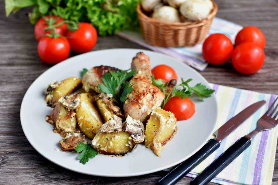 Картошка в духовке с курицей и грибами: 5 вкусных рецептов