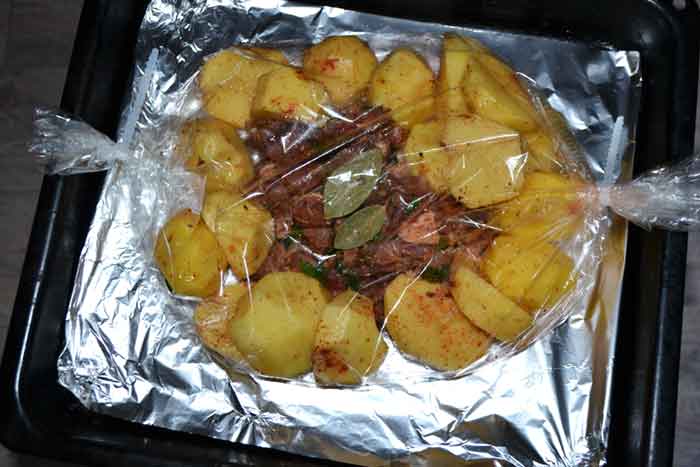 Мясо в рукаве в духовке запеченное с картошкой и 15 похожих рецептов: видео, фото, калорийность, отзывы - 1000.menu