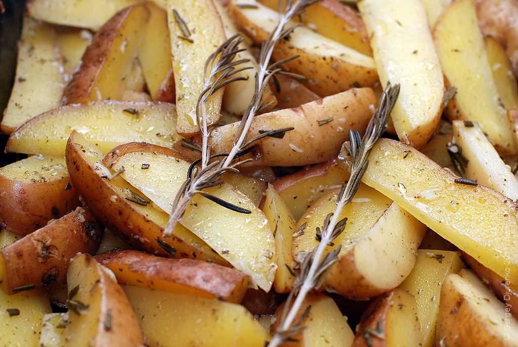 Картофель с чесноком и розмарином, запеченный в духовке [ рецепт ] - рецепты | доброхаб