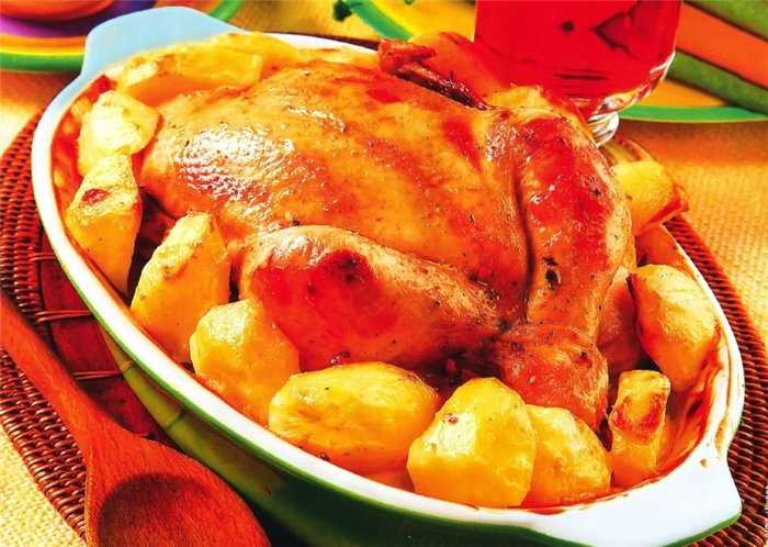Курица целиком с картошкой в духовке с хрустящей корочкой