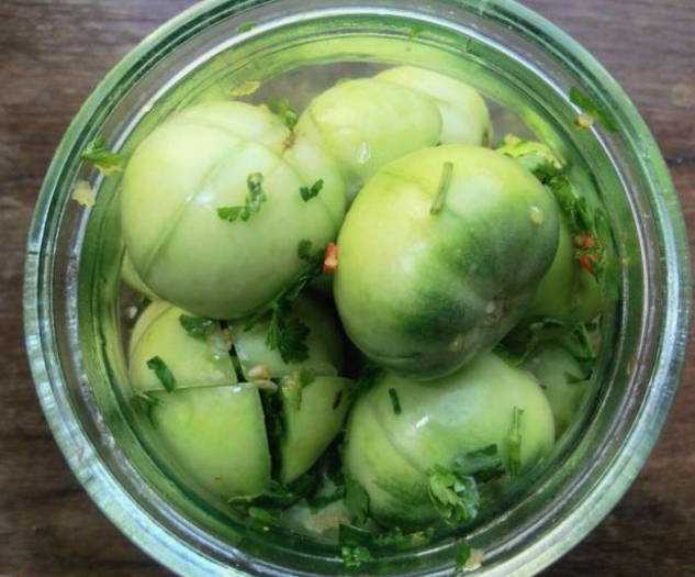 Суточные помидоры, фаршированные зеленью и чесноком - 7 пошаговых фото в рецепте