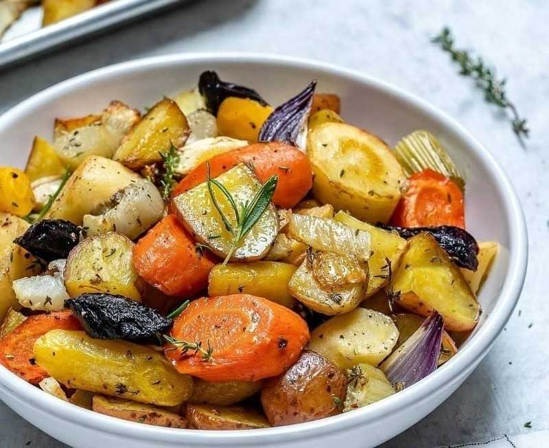 Картошка с овощами в духовке – простой в исполнении очень вкусный ужин!