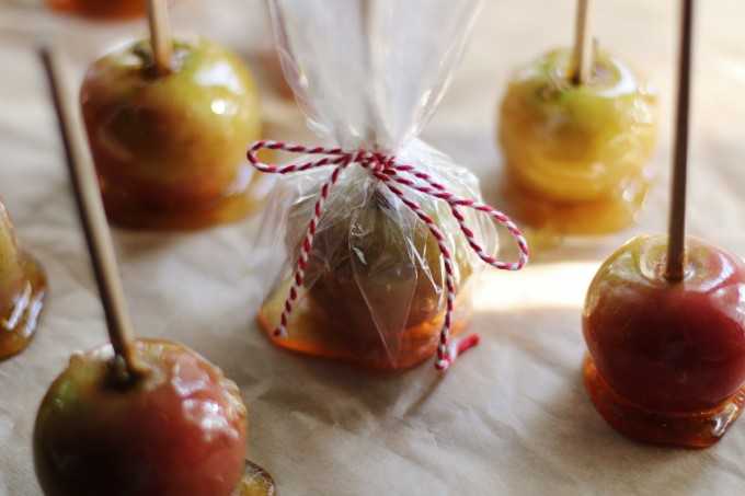 Яблоки в карамели: лучшие рецепты. как сделать яблоко, запеченное в карамели в домашних условиях на палочке, целые, кусочками, дольками, с орехами, арахисом, корицей, из ирисок, в красной карамели: ре