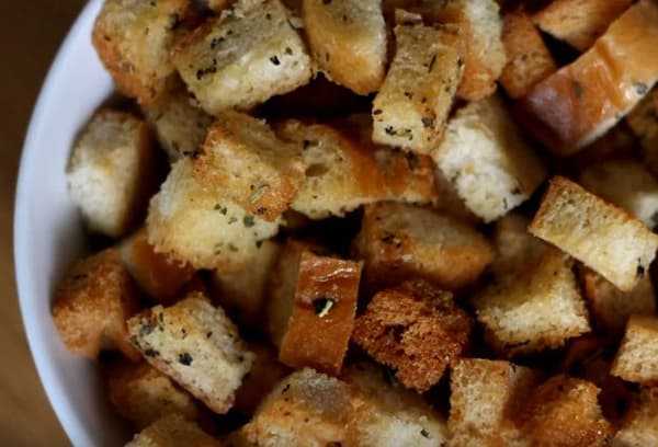 Сухарики из хлеба в духовке с чесноком и специями, 2 самых вкусных рецепта с фото — wowcook.net
