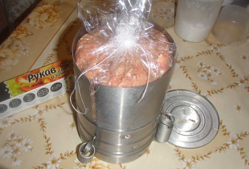 Домашняя колбаса в ветчиннице: любительская, докторская, вареная