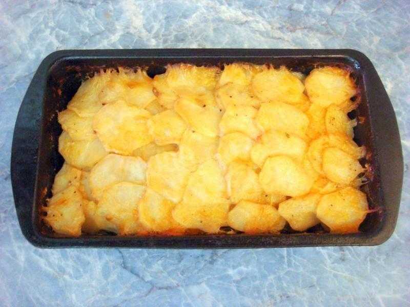 Картофельная запеканка с сосисками, сыром в духовке