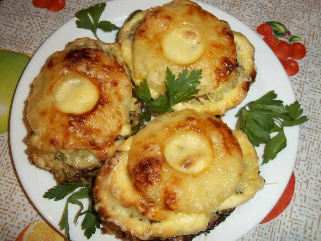 Свинина с ананасами и сыром, запеченная в духовке: 4 рецепта