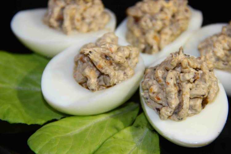 Яйца, фаршированные шампиньонами - 9 пошаговых фото в рецепте