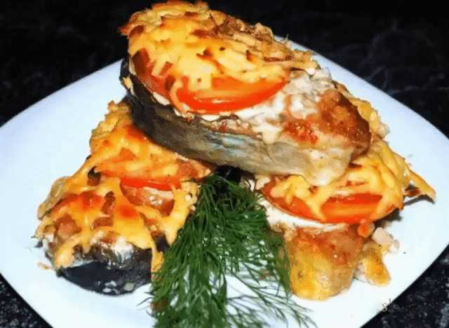 Филе горбуши с сыром и помидорами в духовке запеченное рецепт с фото пошагово - 1000.menu