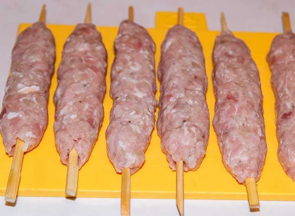Люля-кебаб из свинины на шпажках в духовке