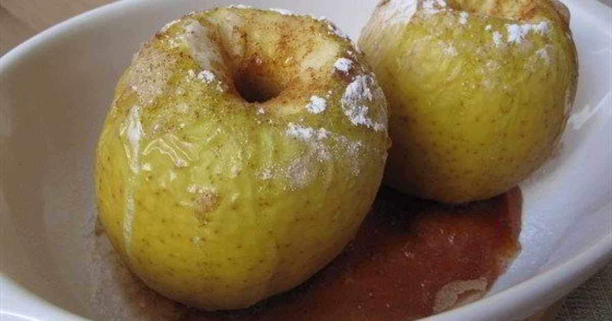 Печеные яблоки в микроволновке с сахаром, медом, творогом, целиком и кусочками