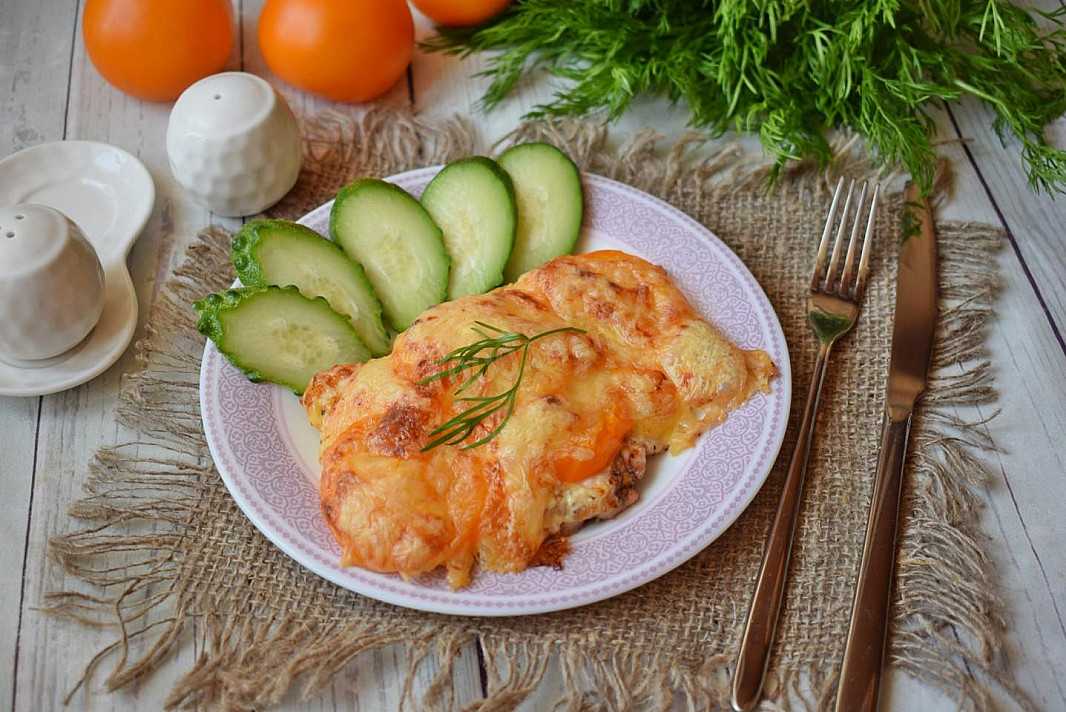 Индейка с сыром и помидорами: рецепты филе, запеченного в духовке. как приготовить мясо по-французски с моцареллой на сковороде?