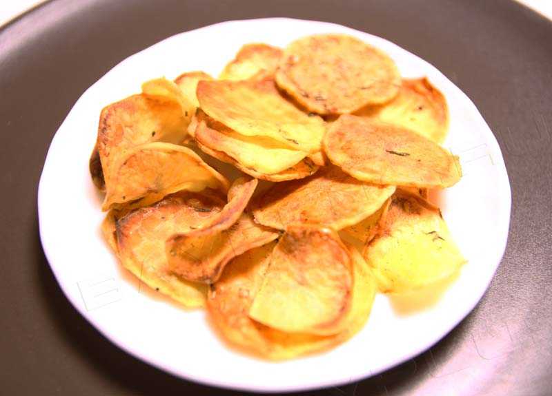 Остренькие картофельные чипсы в духовке