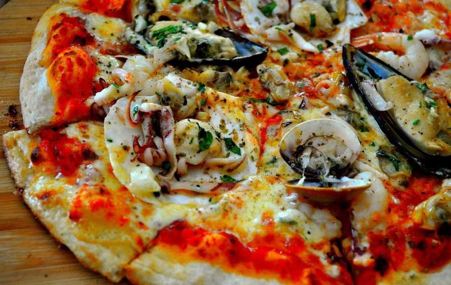 Пицца с морепродуктами: рецепты в домашних условиях с фото, ингредиенты для начинки, теста, соуса и ее калорийность