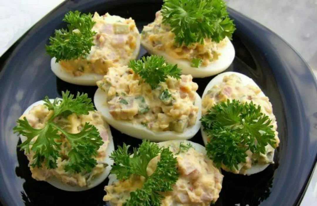 Фаршированные яйца на праздничный стол: 17 простых рецептов
