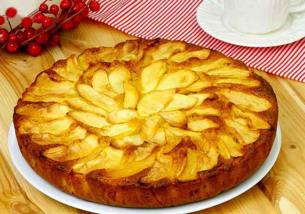 Пышная шарлотка на кефире с яблоками в духовке - 4 самых воздушных рецепта