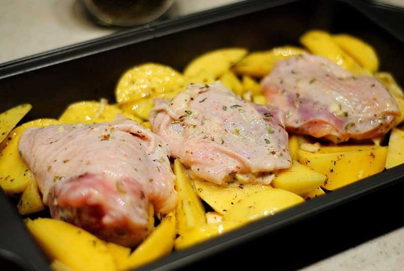 Как запечь куриные бедра с картошкой в духовке