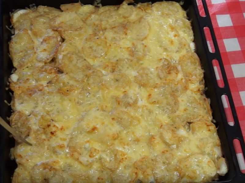 Картошка со сметаной и сыром в духовке