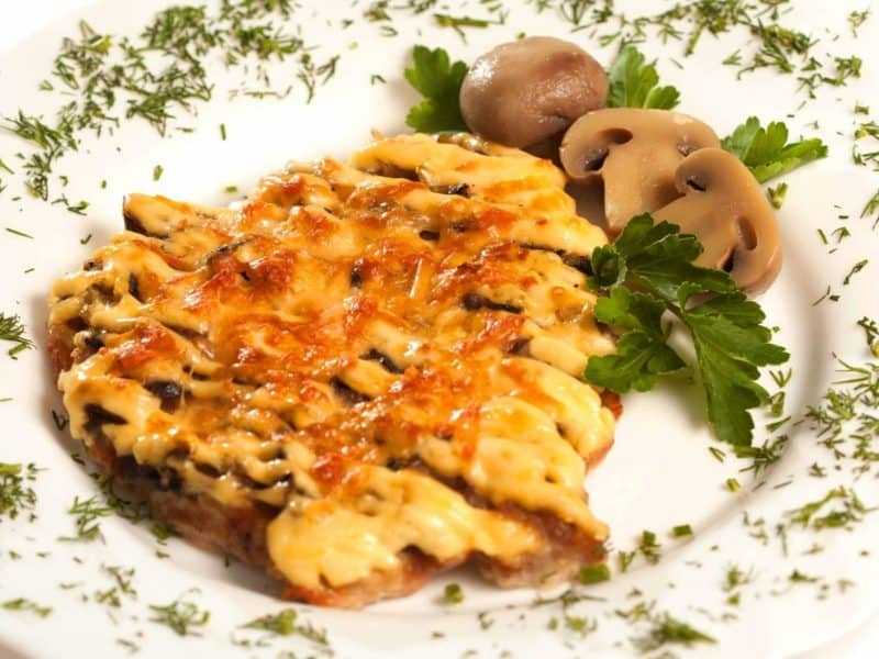 Отбивная с грибами и сыром из свинины в духовке рецепт с фото пошагово и видео - 1000.menu