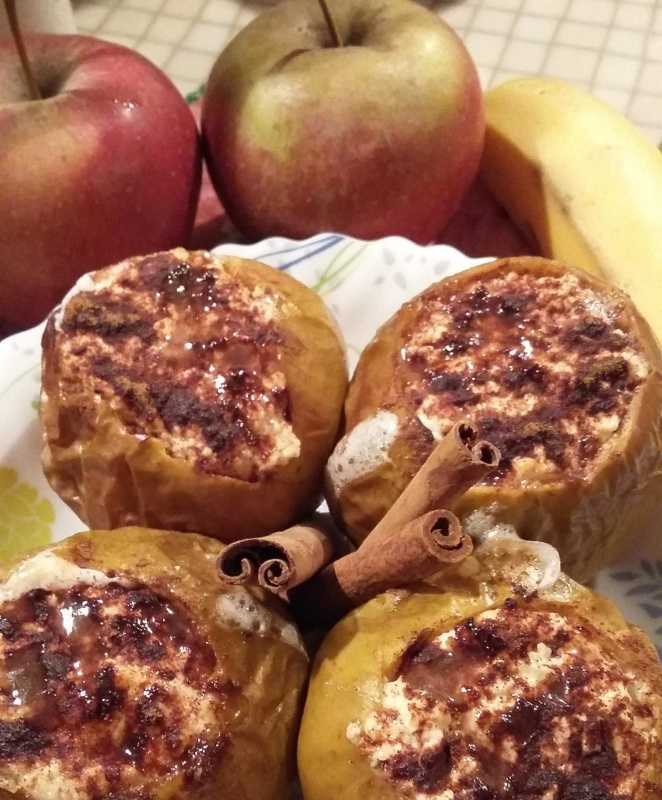 Печеные яблоки с медом в духовке