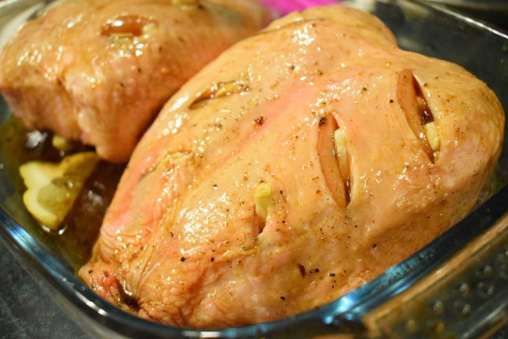 Курица целиком запеченная в духовке с хрустящей корочкой – 10 самых вкусных рецептов