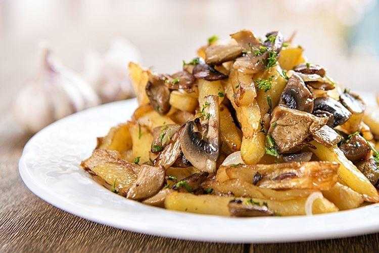 Картошка с мясом грибами и сыром запеченные в духовке рецепт с фото пошагово - 1000.menu