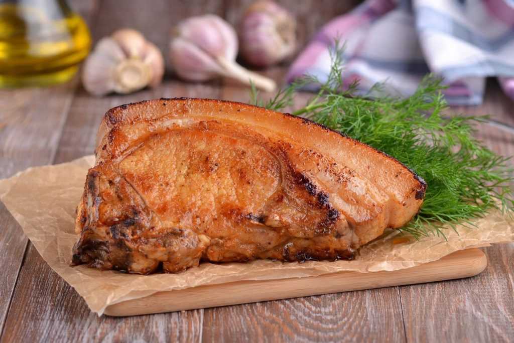 Запеченная свинина в духовке — 10 простых и вкусных рецептов