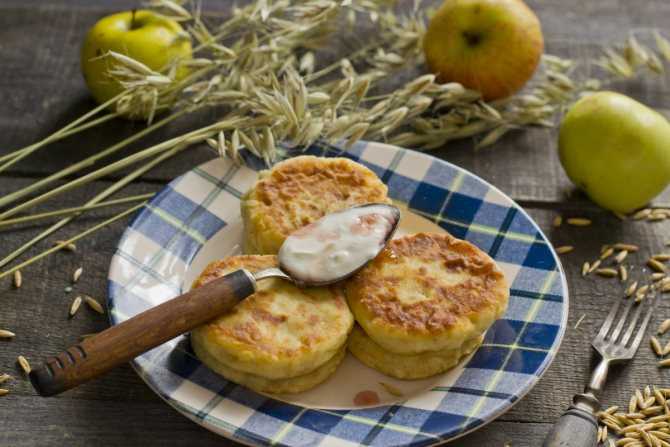 Сырники с яблоками в духовке и на сковороде: 6 домашних вкусных рецептов