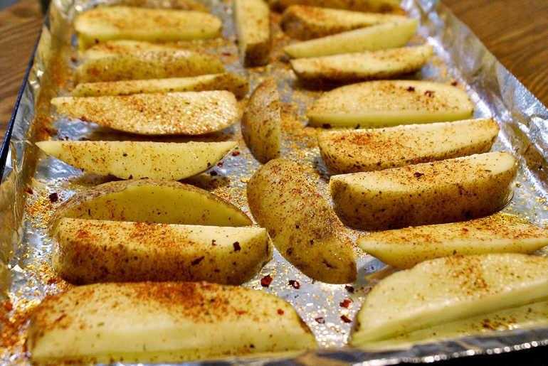 Молодой картофель в духовке – 10 рецептов из молодого картофеля в духовке