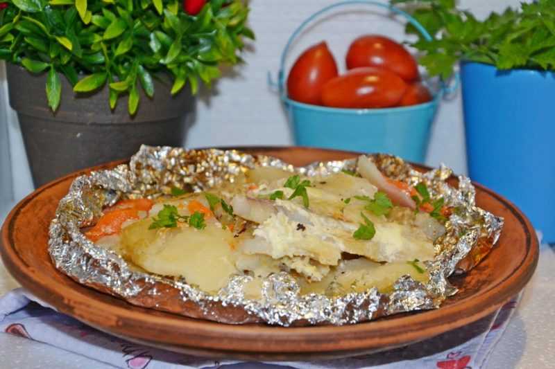 Горбуша с картошкой, помидорами и сыром, запеченная в духовке