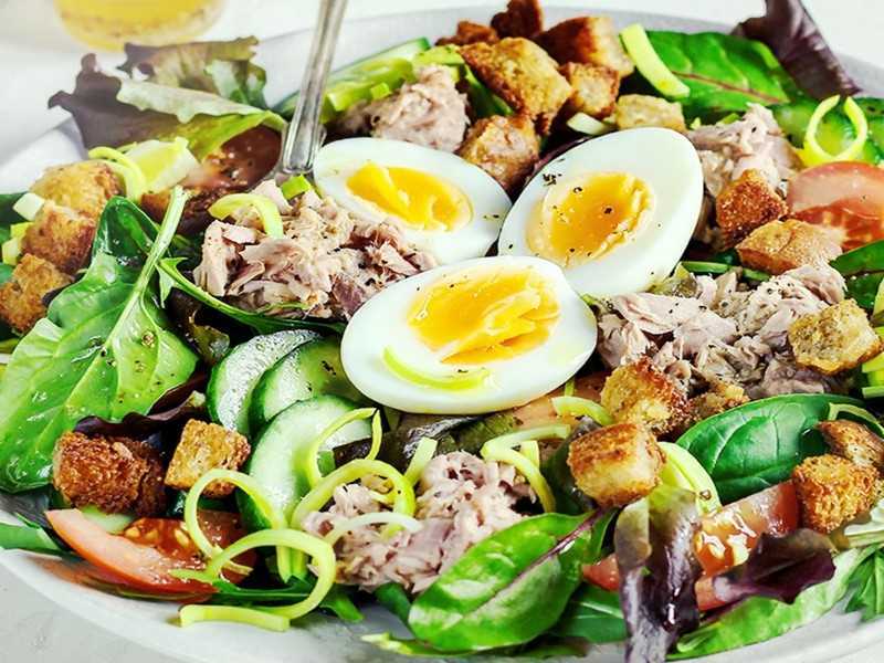 Салат с консервированным тунцом и яйцом: 8 ярких рецептов