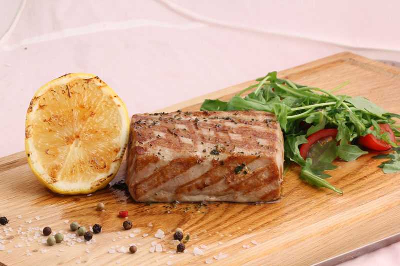 Жареный тунец на сковороде: 5 пошаговых рецептов и гарниров