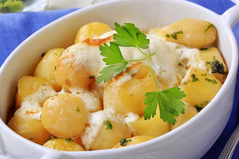 Тушеная молодая картошка с сметаной. ароматная картошечка со сметаной в духовке: сытно и вкусно. как приготовить жареную картошку со сметаной на сковороде